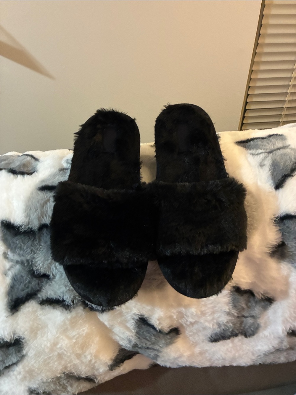 PINK Victoria's Secret Black Faux Fur Slide Slippers